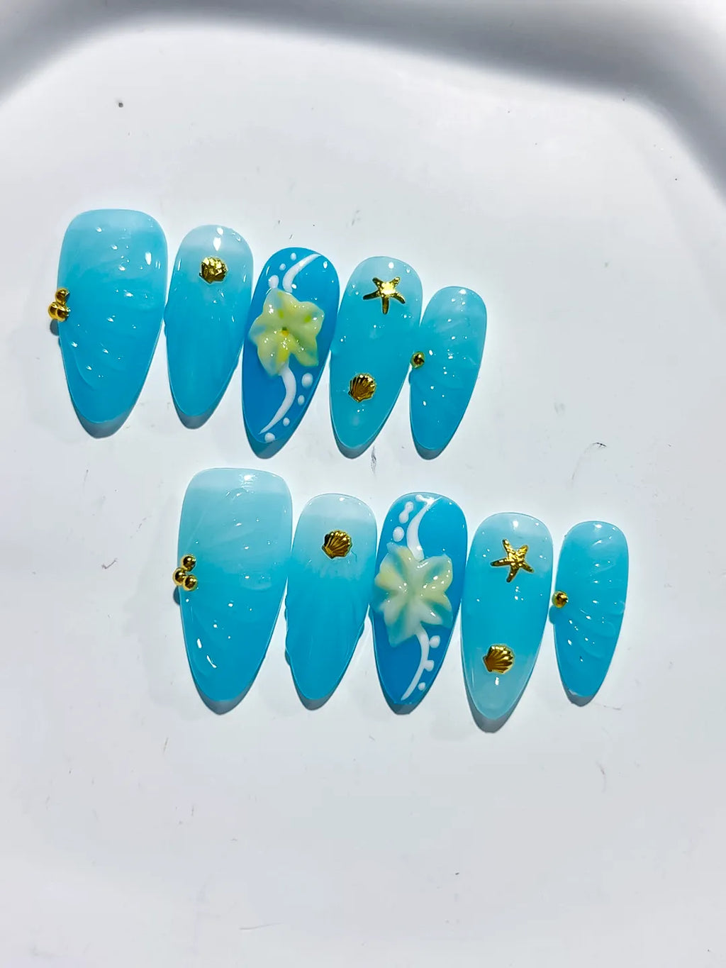 D407 - Medium Blue Yellow Almond Solid color Flower Starfish
