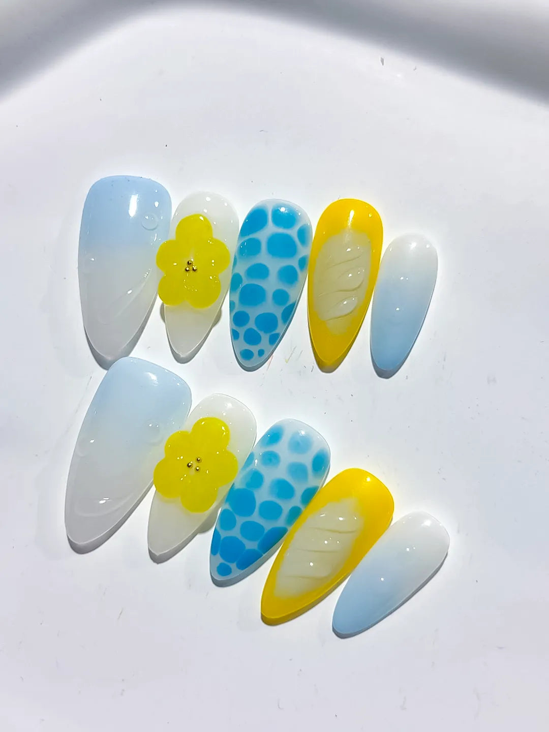 D450 - Medium White Blue Almond Abstract Flower Dot Pattern VibeNailsLab