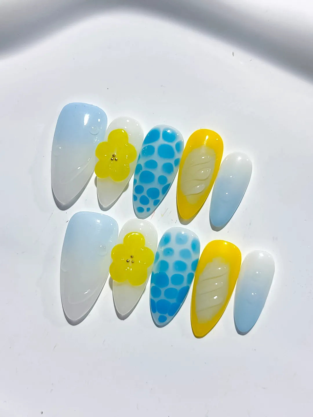 D450 - Medium White Blue Almond Abstract Flower Dot Pattern VibeNailsLab