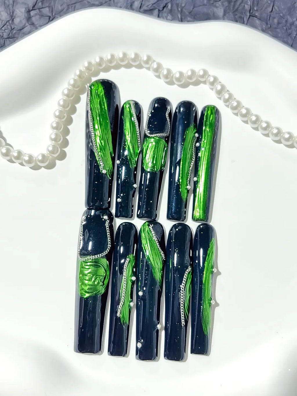 L008 - Long Black Green Square Metallic 3D Chain