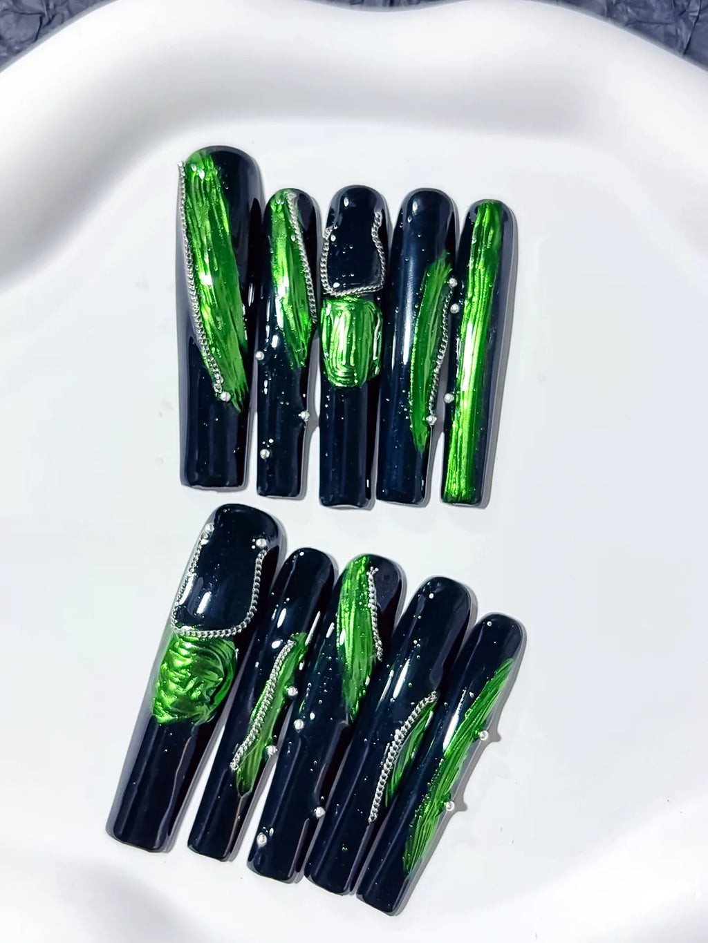 L008 - Long Black Green Square Metallic 3D Chain
