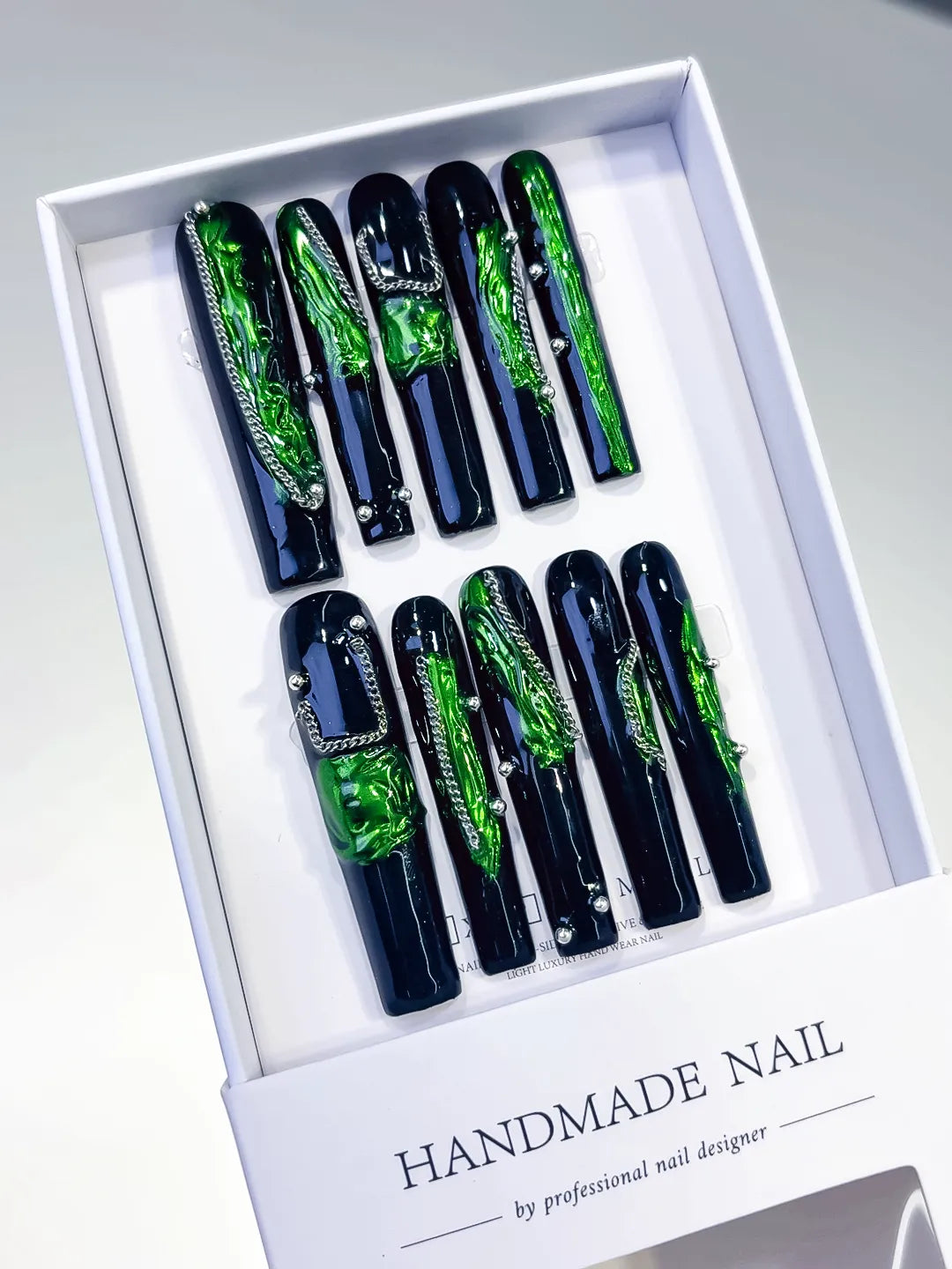 L008 - Long Black Green Square Metallic 3D Chain