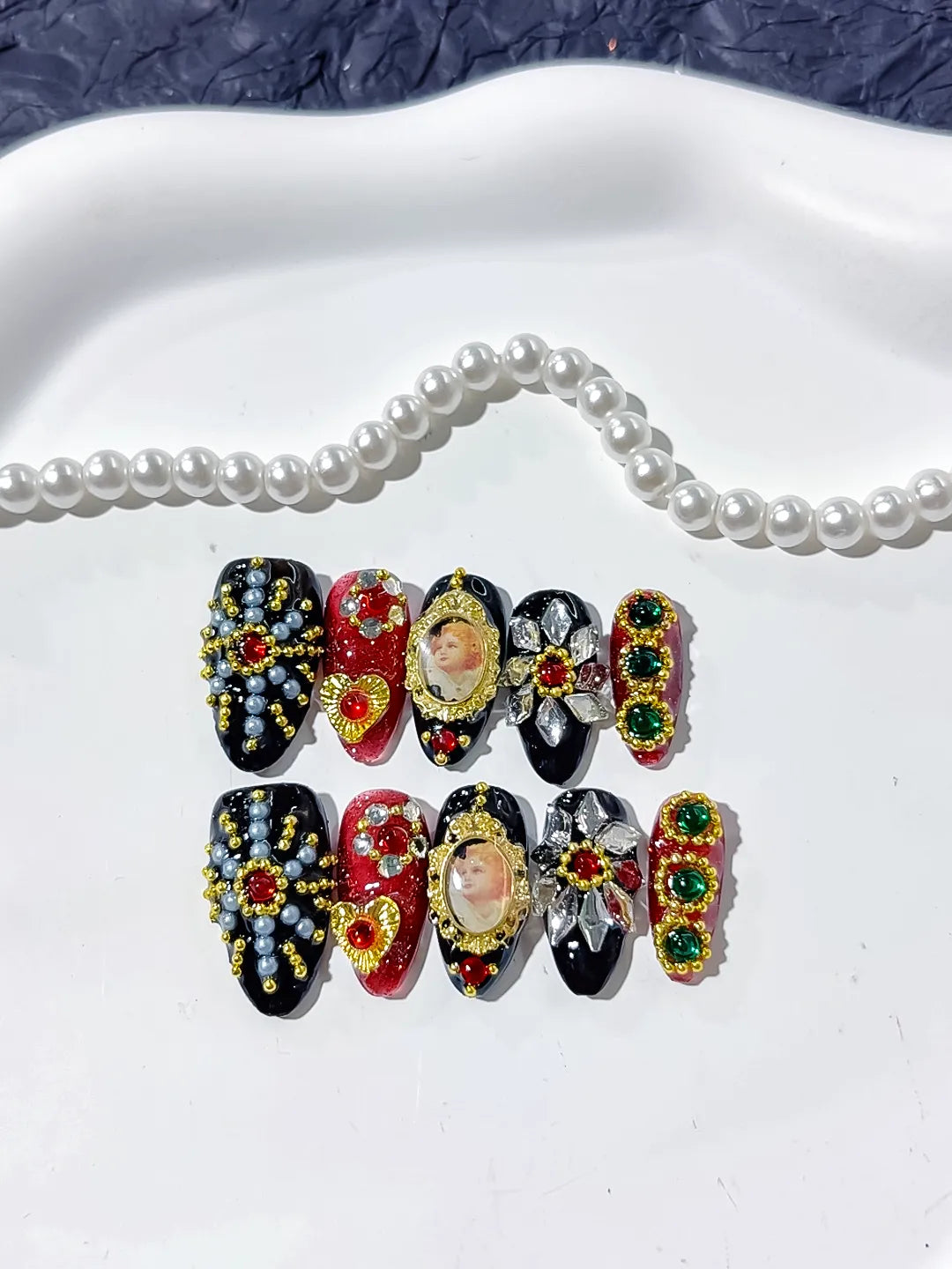 L162 - Medium Black Gold Almond Glitter Portrait Pearl