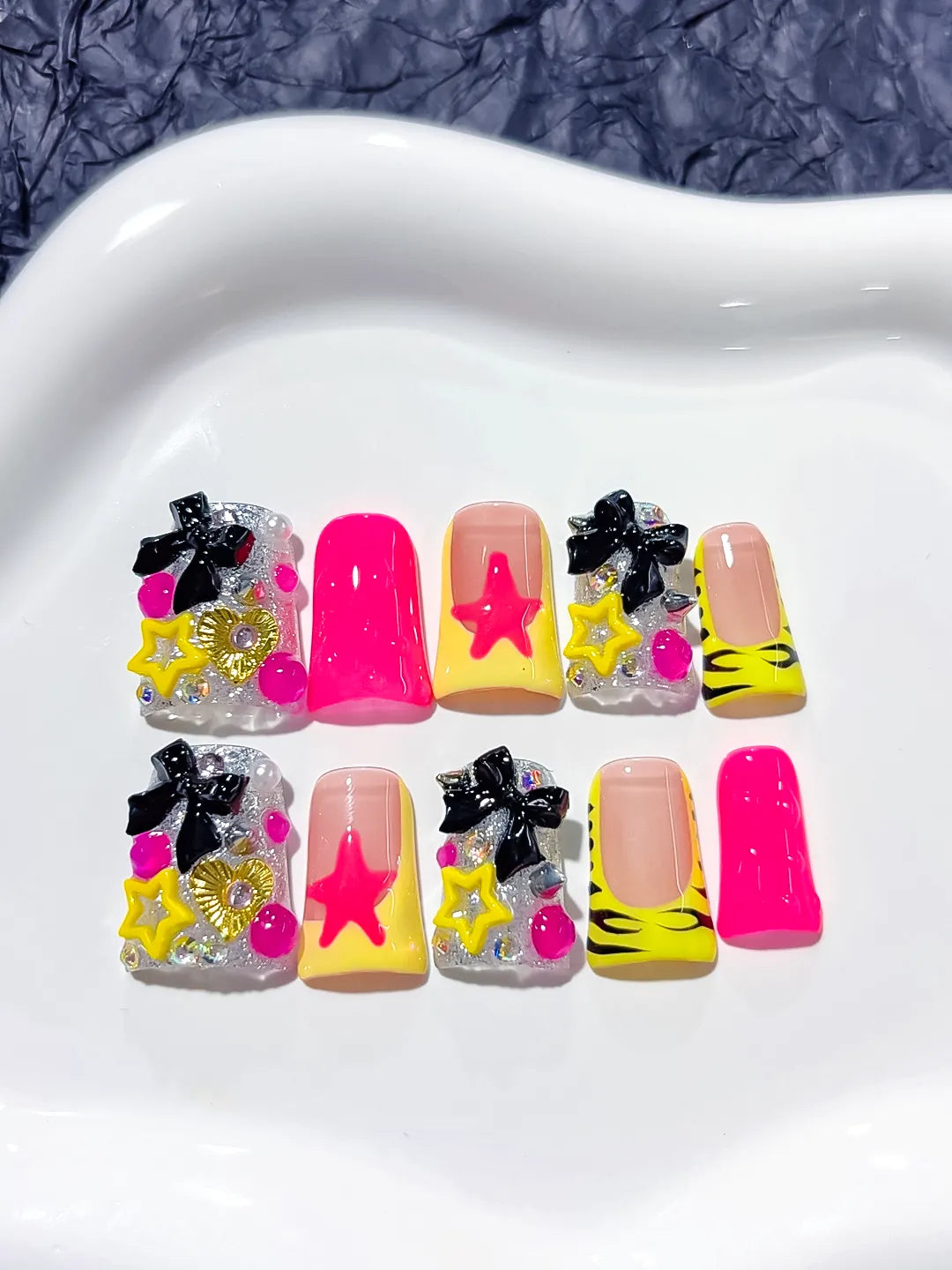 L191 - Short Nude Pink Duck Abstract Bow Star