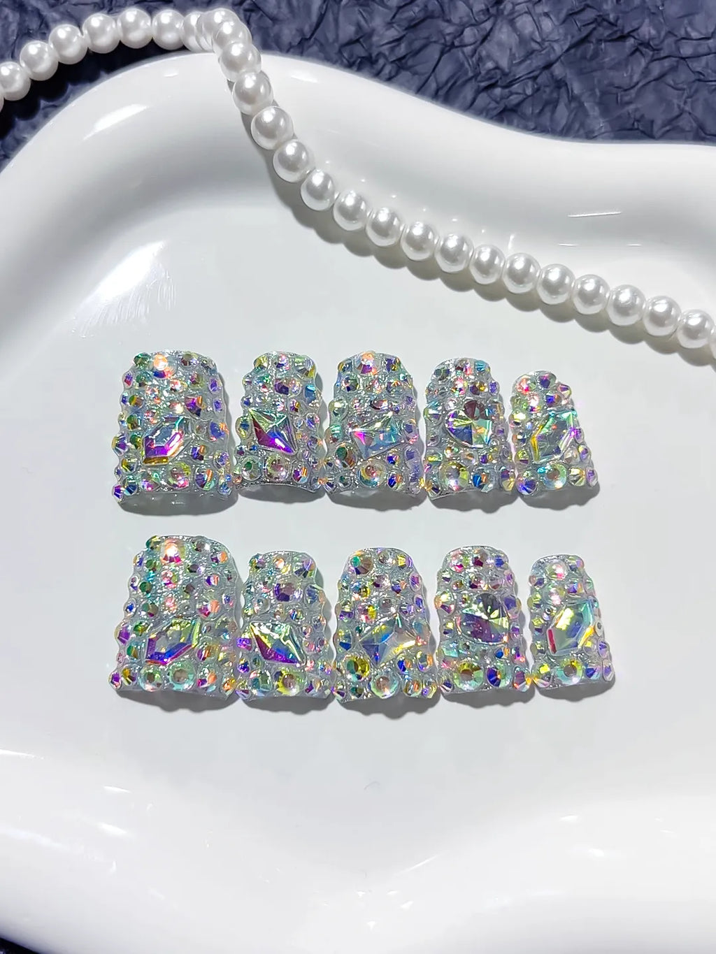 L197 - Short Silver White Duck Glitter