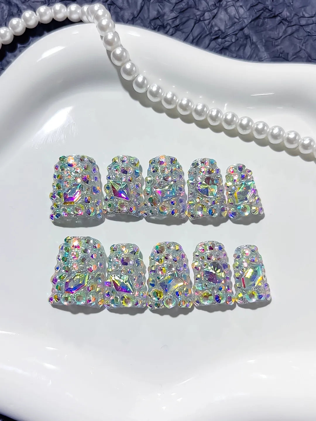 L197 - Short Silver White Duck Glitter