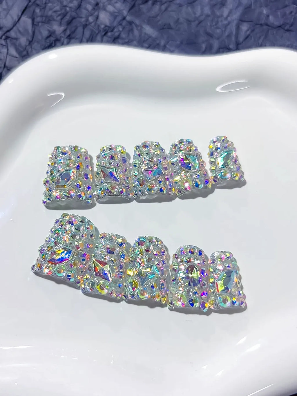 L197 - Short Silver White Duck Glitter