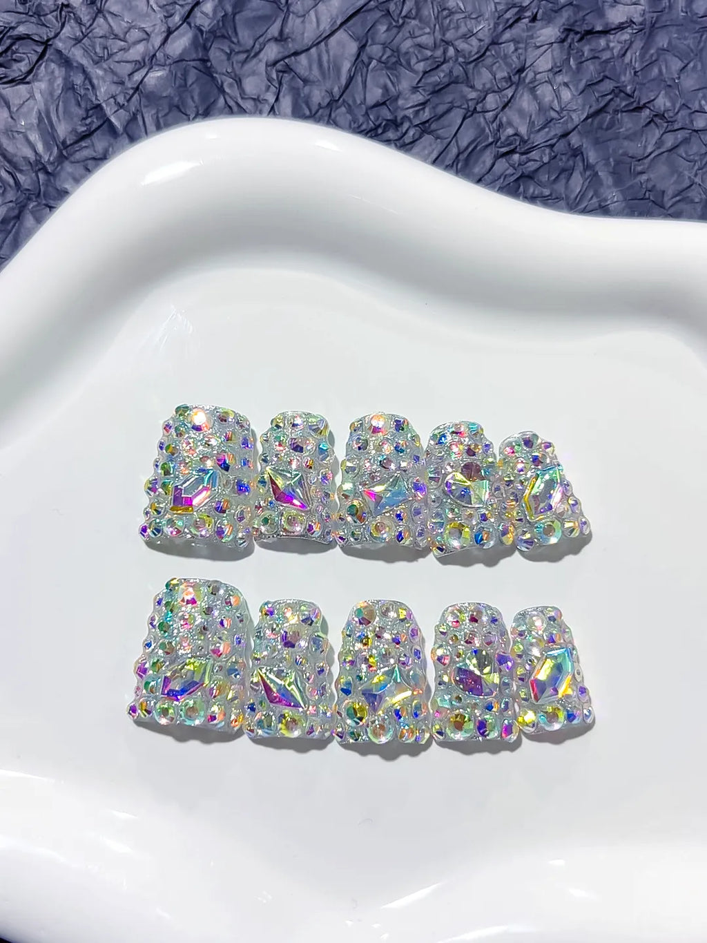 L197 - Short Silver White Duck Glitter