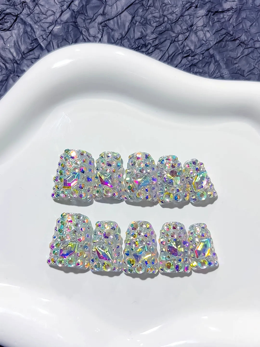 L197 - Short Silver White Duck Glitter