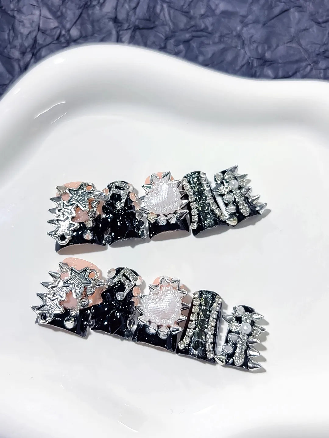 L221 - Short Black Silver Duck Glitter Star Pearl