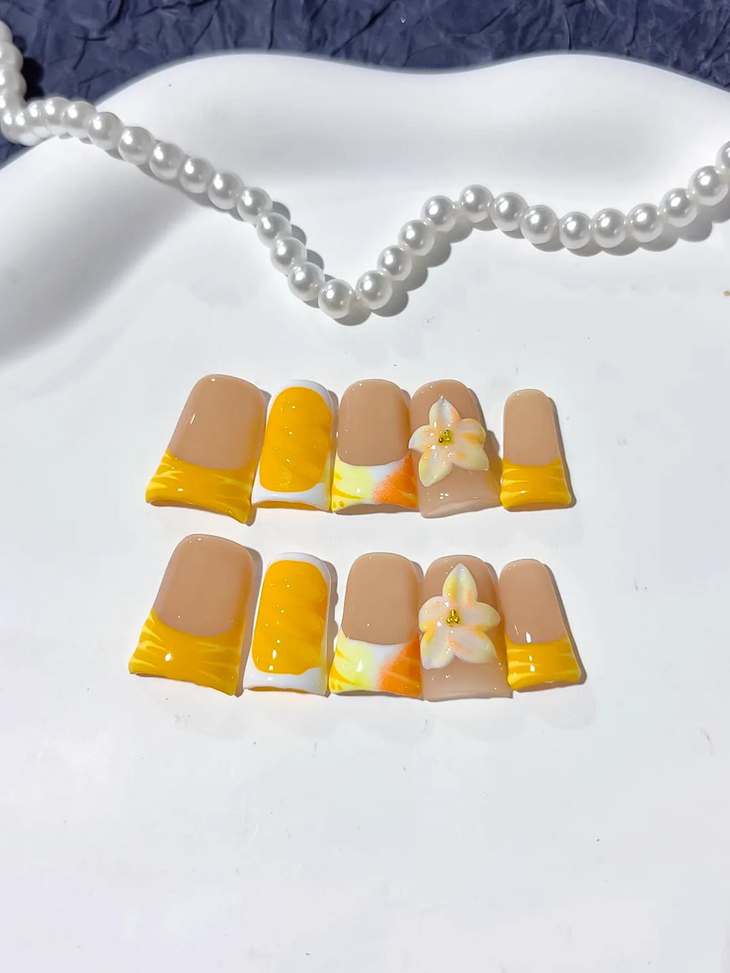 L251 - Short Nude Yellow Duck French tip Flower