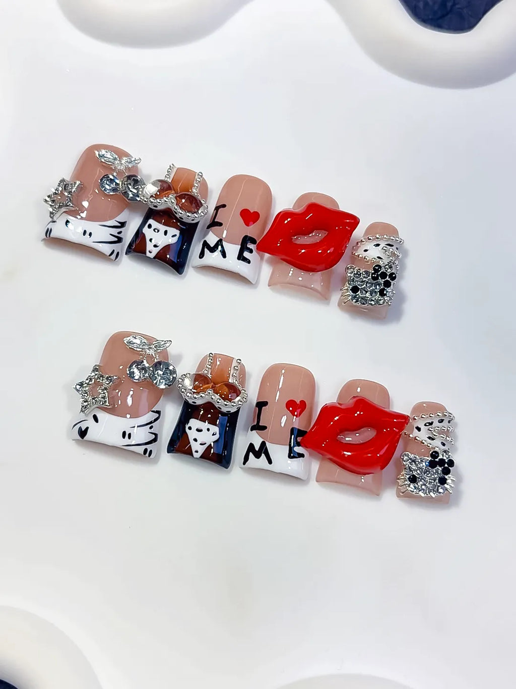 L295 - Short Nude White Duck Abstract Lip Text