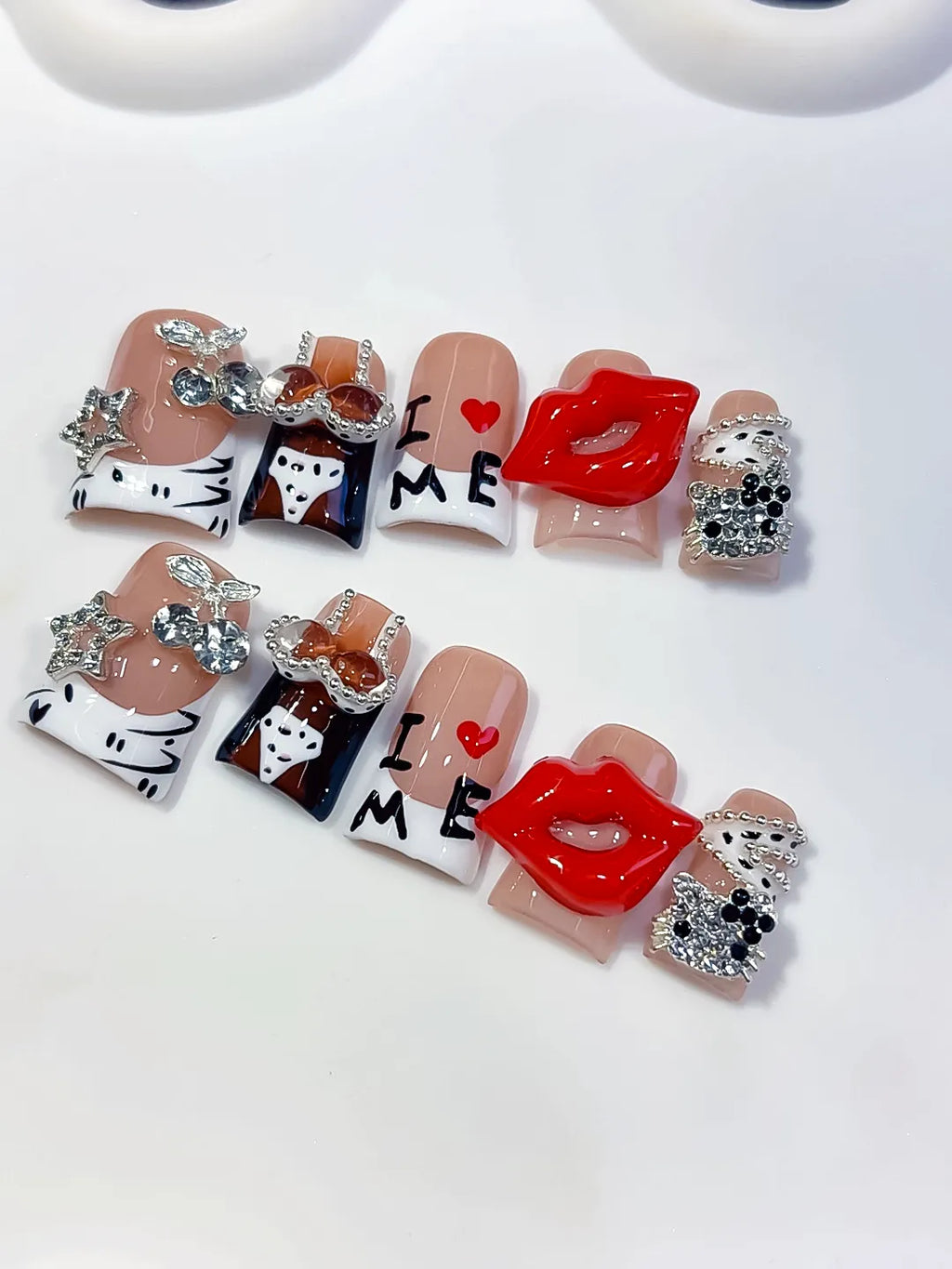 L295 - Short Nude White Duck Abstract Lip Text