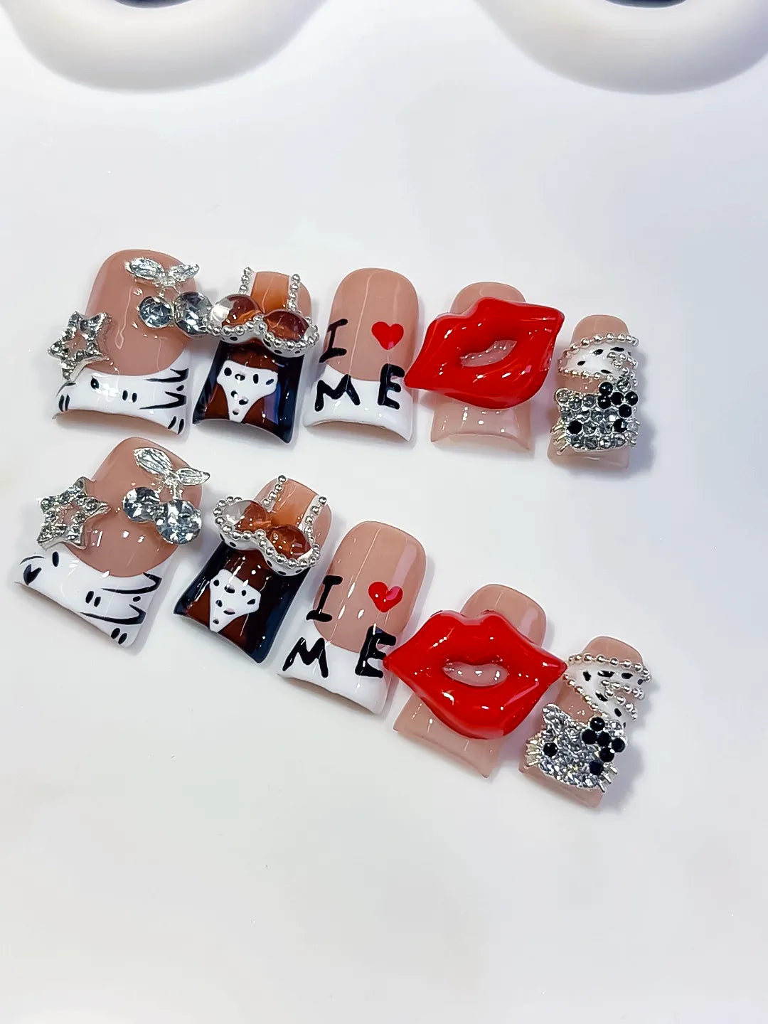 L295 - Short Nude White Duck Abstract Lip Text