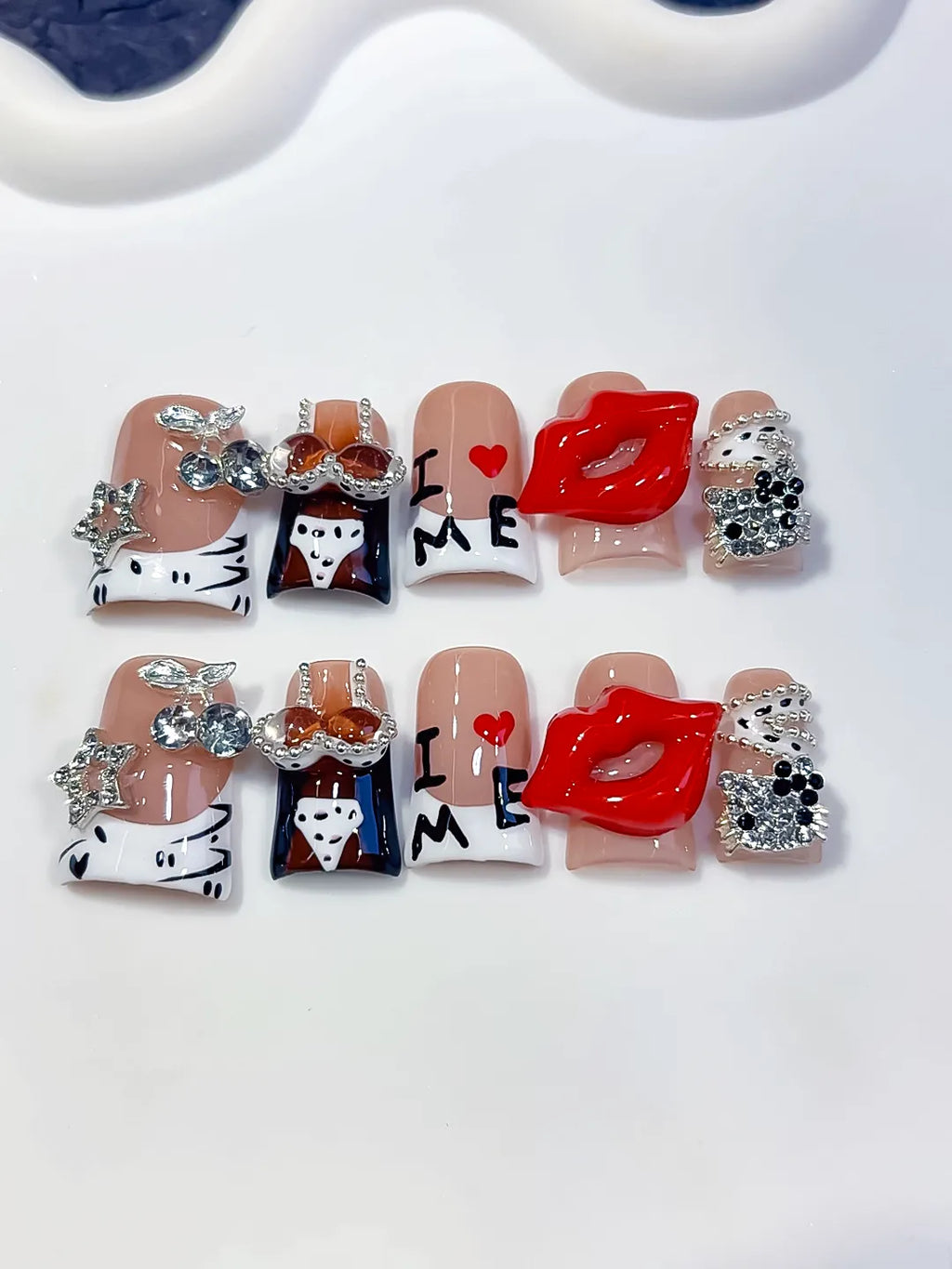 L295 - Short Nude White Duck Abstract Lip Text