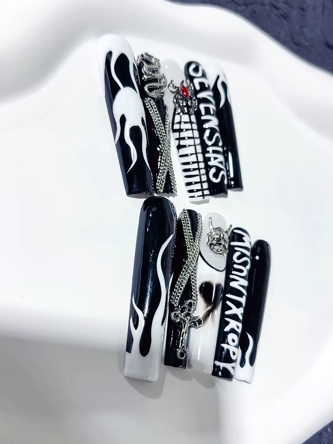 M051 - Long White Black Square Abstract Swirl 3D