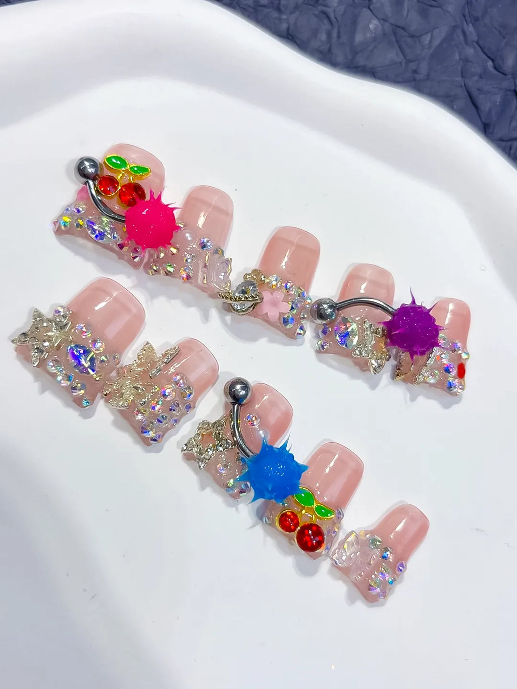 M112 - Short Nude White Duck Abstract Flower Bead