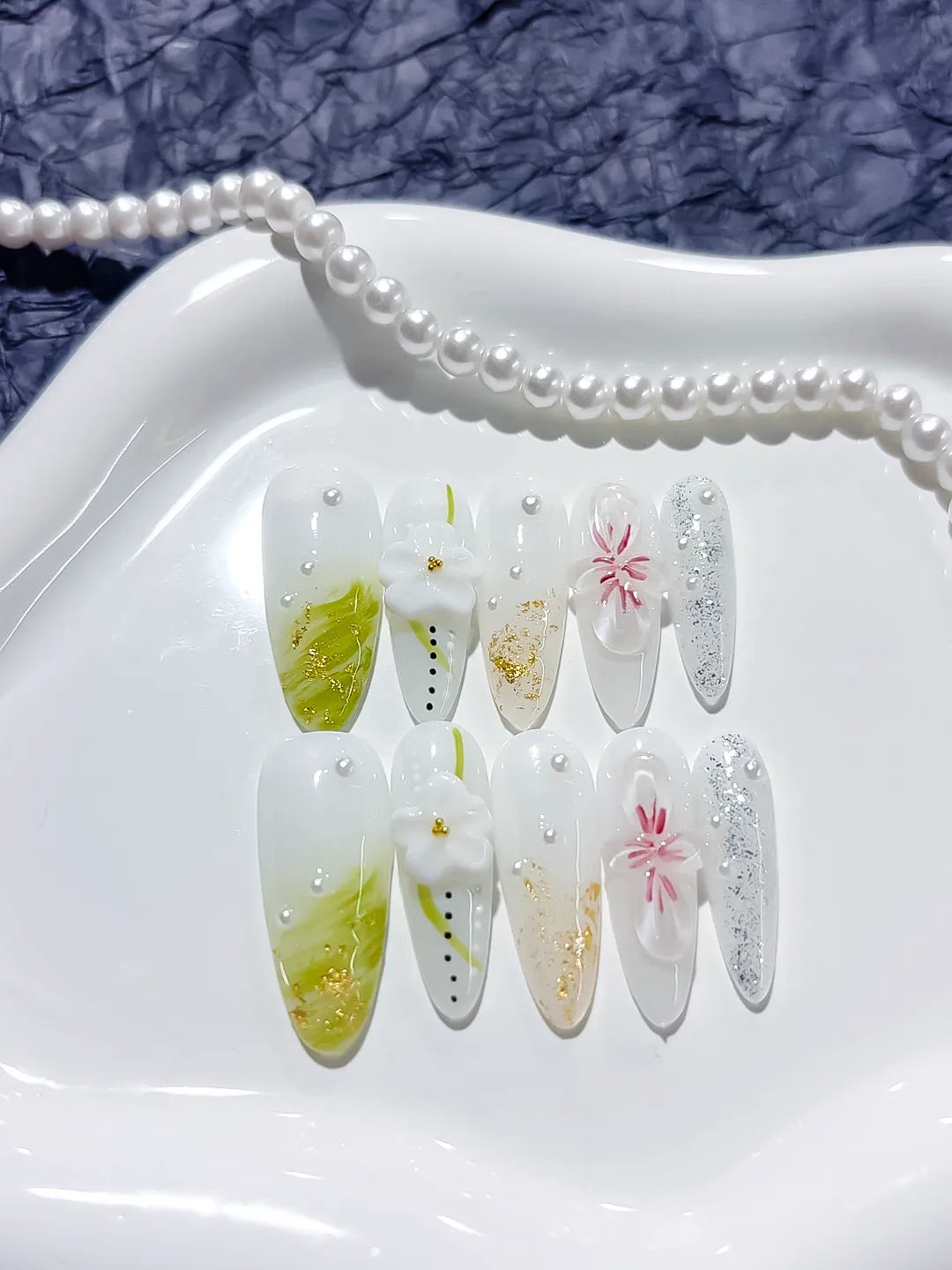 D264 - Medium White Green Almond Floral Flower Glitter