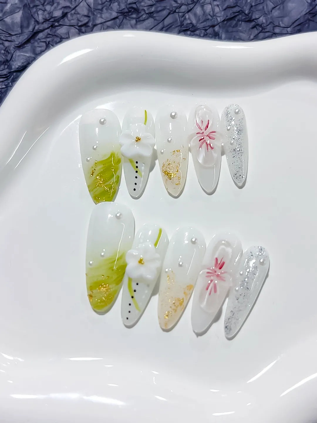 D264 - Medium White Green Almond Floral Flower Glitter