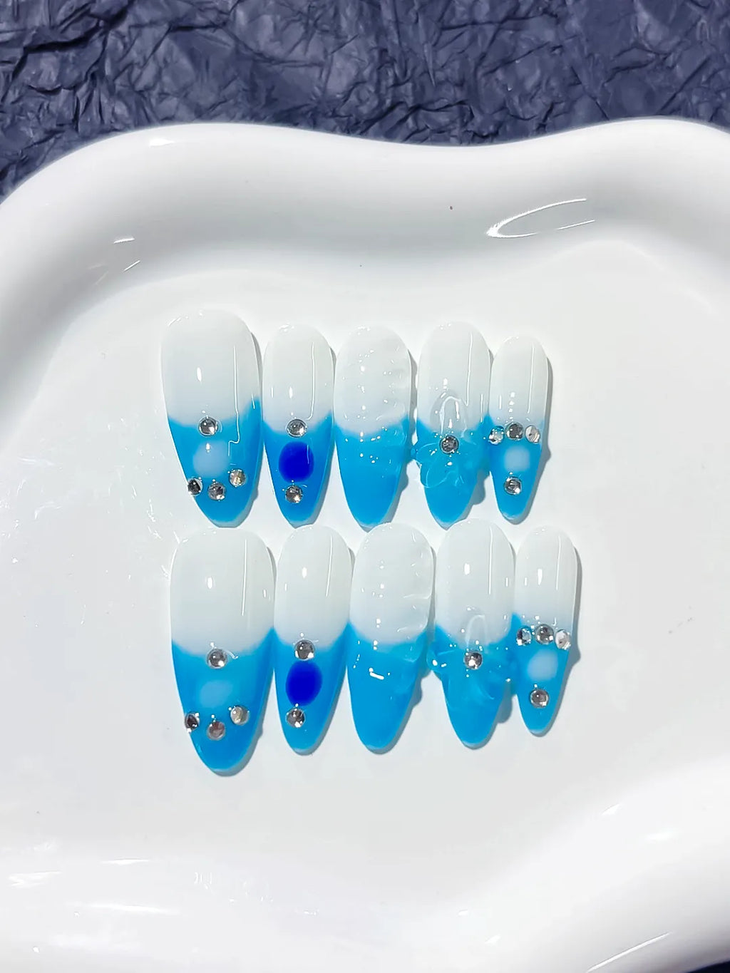 D263 - Medium White Blue Almond Ombre Rhinestone