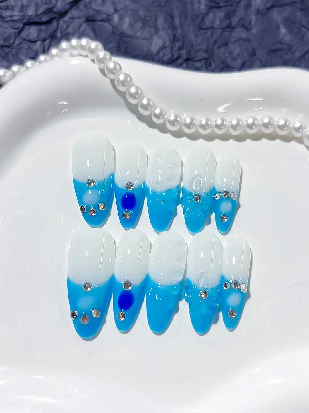 D263 - Medium White Blue Almond Ombre Rhinestone