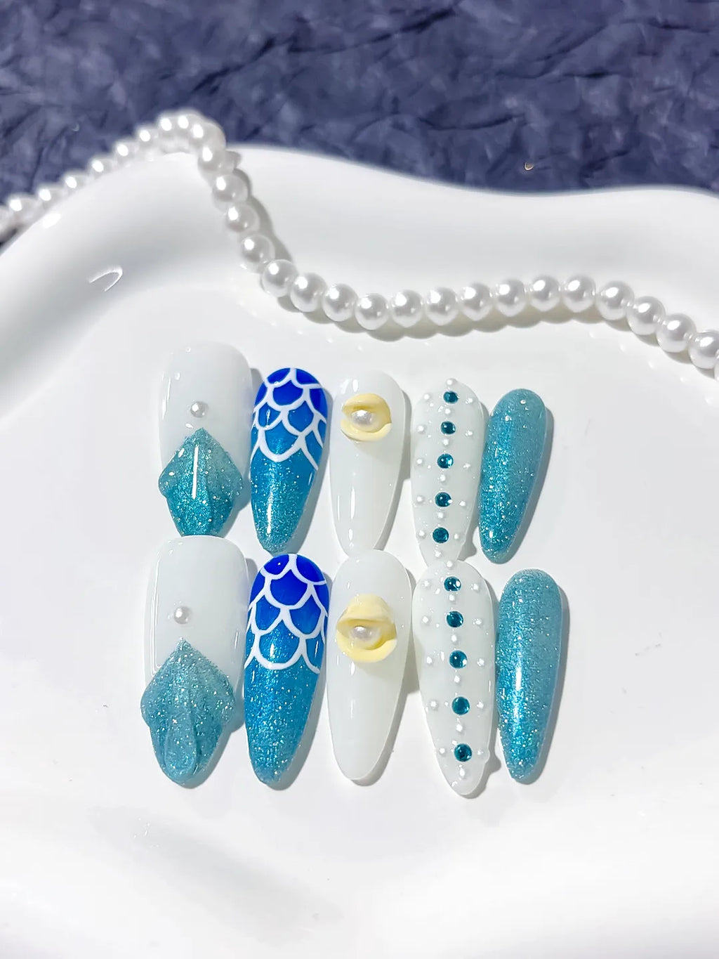 D279 - Medium White Blue Almond Glitter Shell Pearl