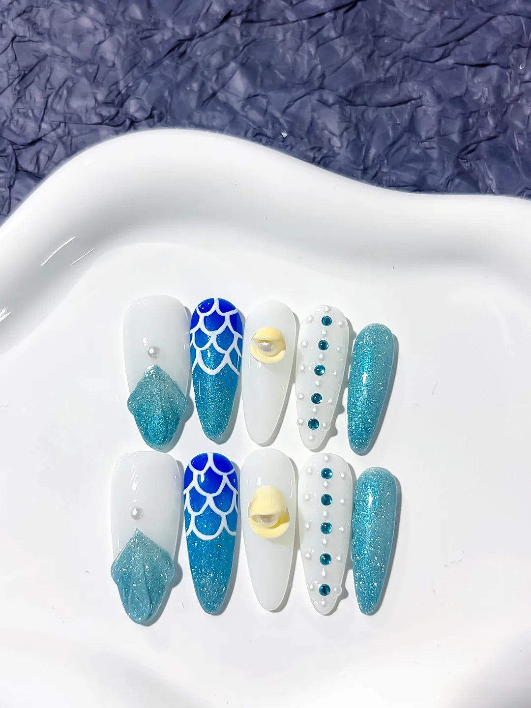 D279 - Medium White Blue Almond Glitter Shell Pearl