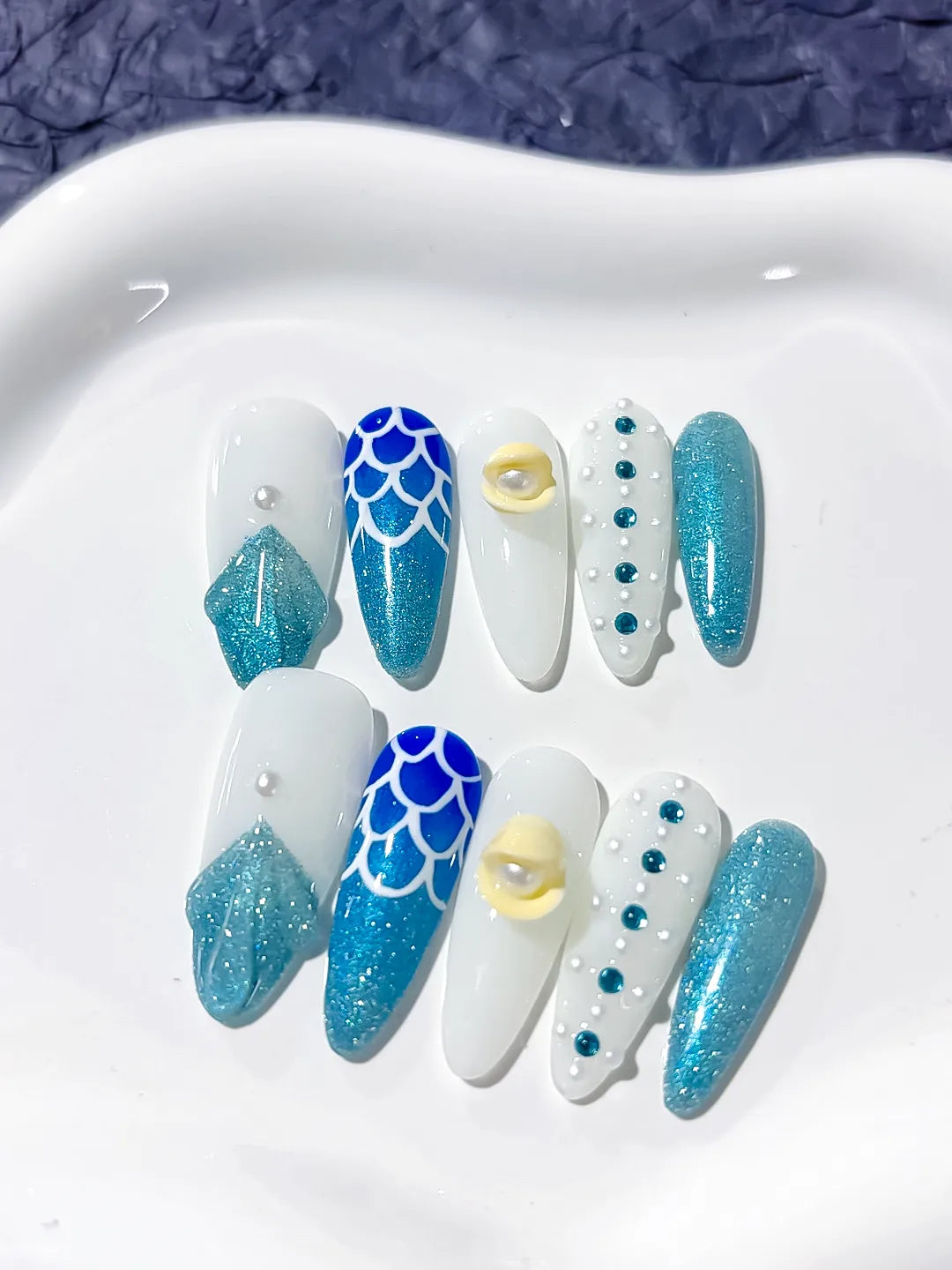 D279 - Medium White Blue Almond Glitter Shell Pearl