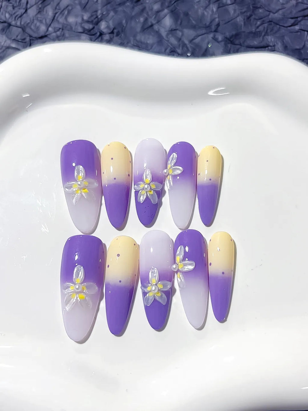 D272 - Medium Purple White Almond Ombre Flower Dot Pattern