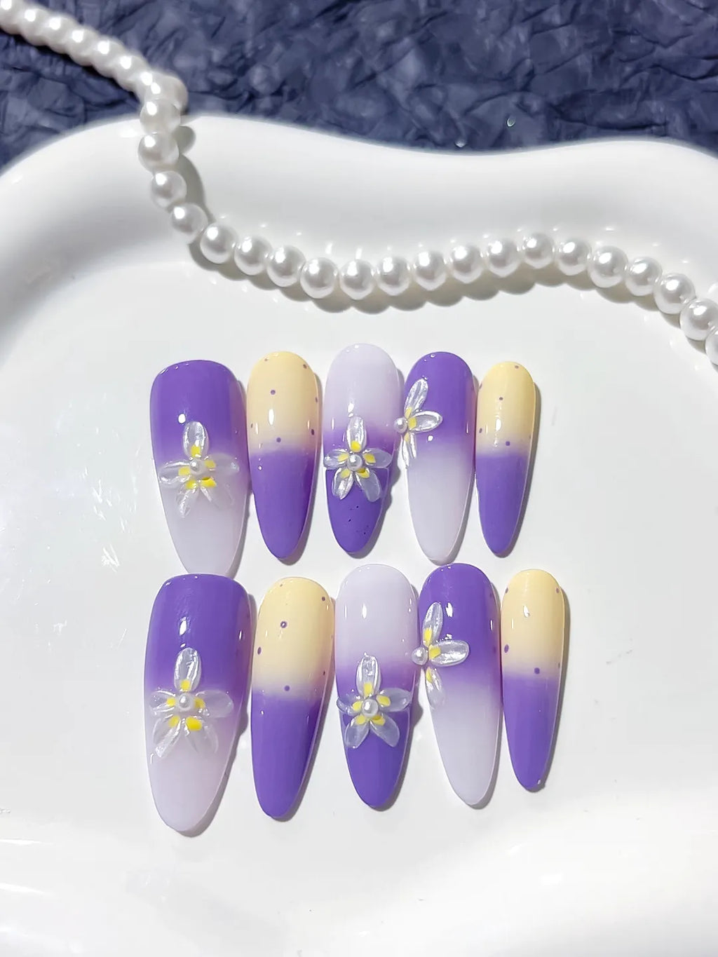 D272 - Medium Purple White Almond Ombre Flower Dot Pattern