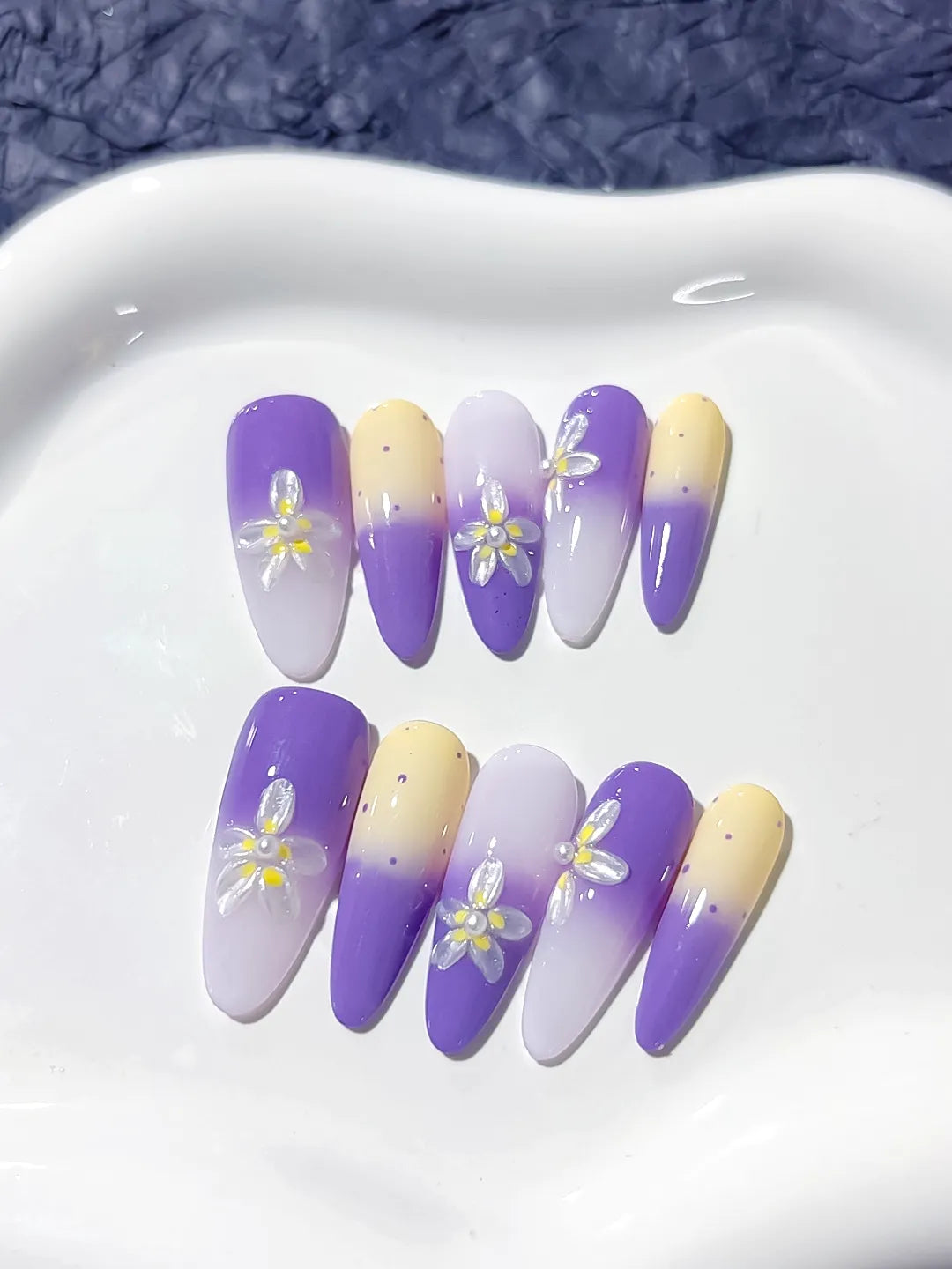 D272 - Medium Purple White Almond Ombre Flower Dot Pattern
