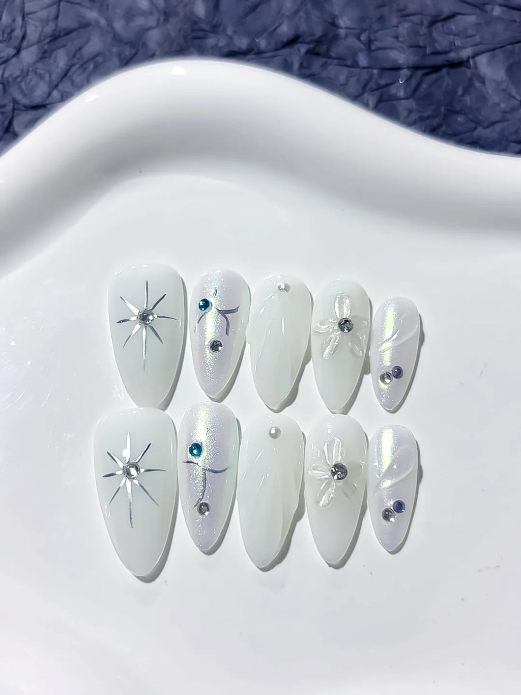 D280 - Medium White Almond Holographic Bow Star