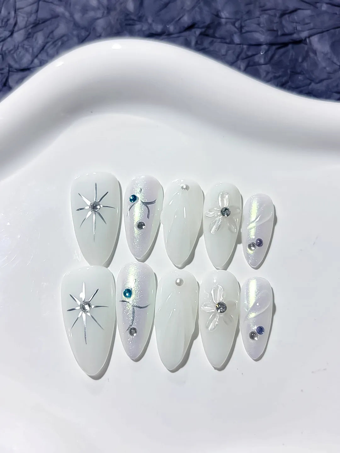 D280 - Medium White Almond Holographic Bow Star
