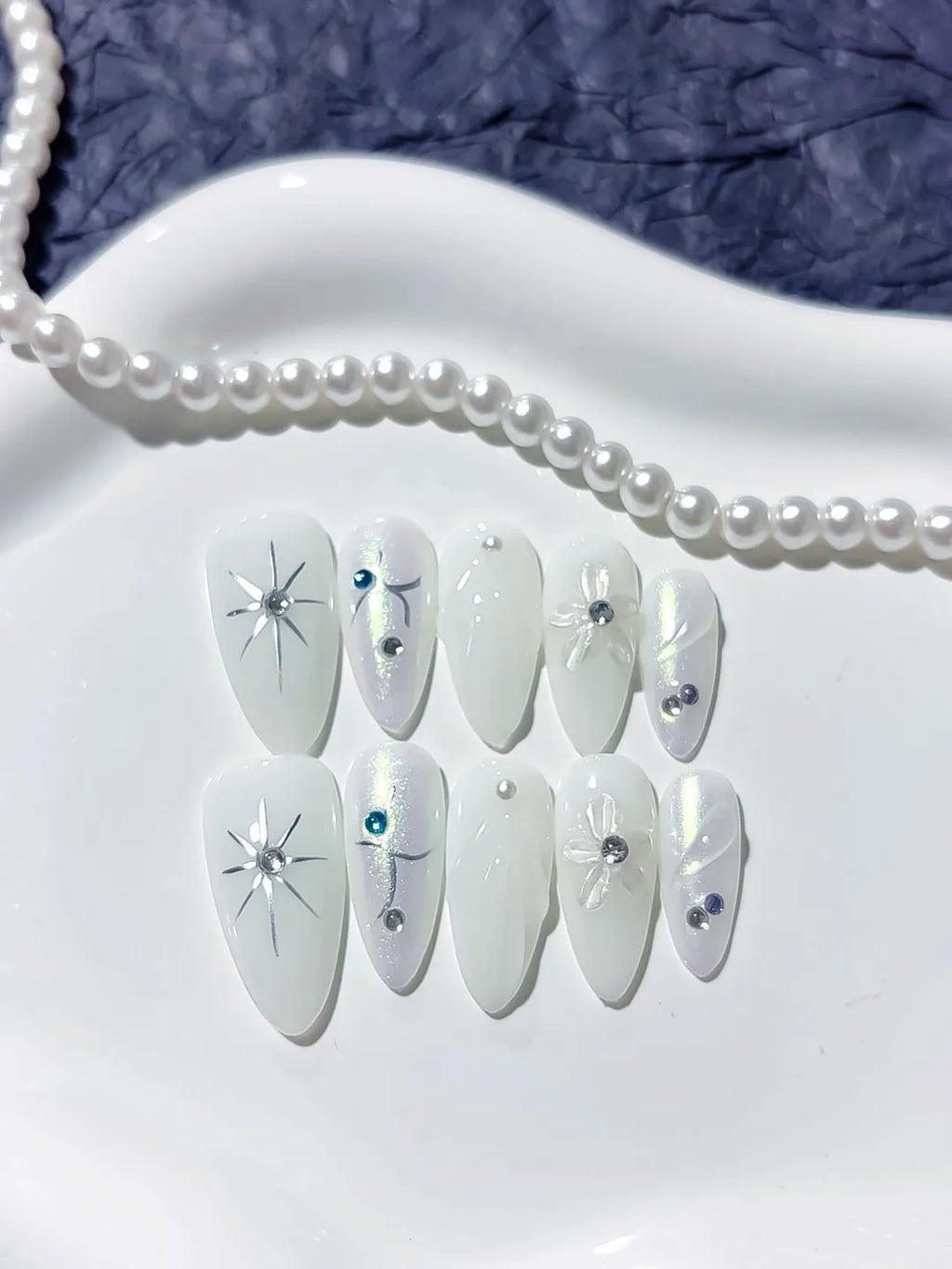 D280 - Medium White Almond Holographic Bow Star
