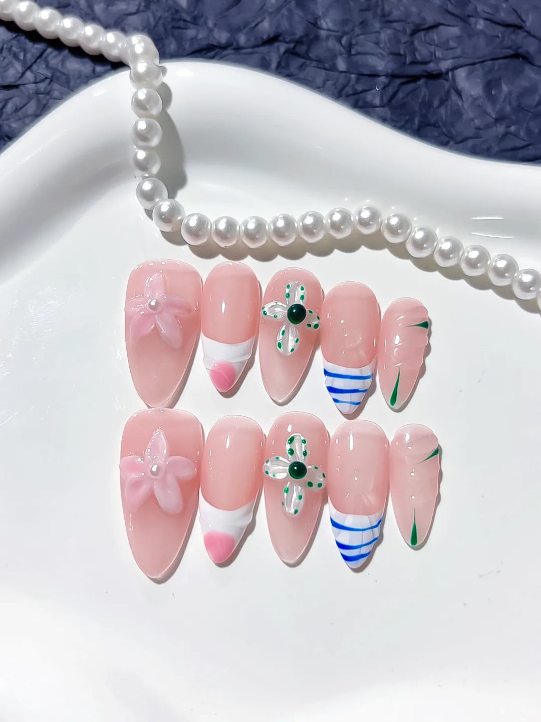 D292 - Medium Pink White Almond Abstract Flower Heart