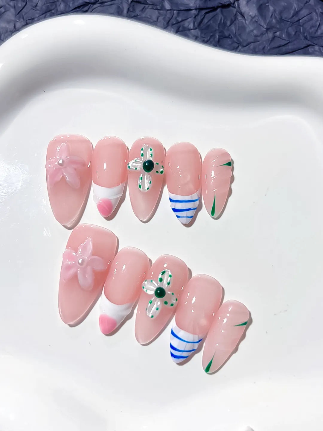 D292 - Medium Pink White Almond Abstract Flower Heart