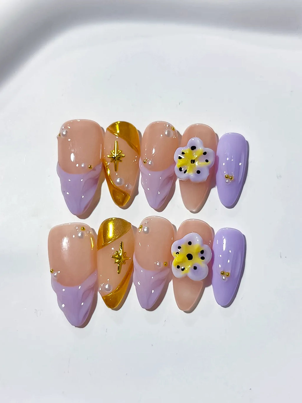 D333 - Medium Nude Gold Almond French tip Flower Star