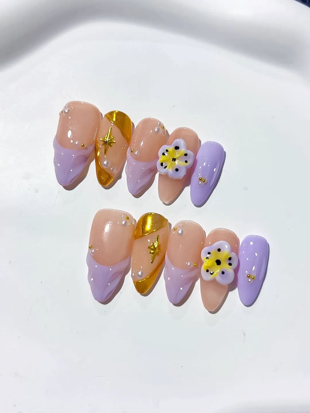 D333 - Medium Nude Gold Almond French tip Flower Star