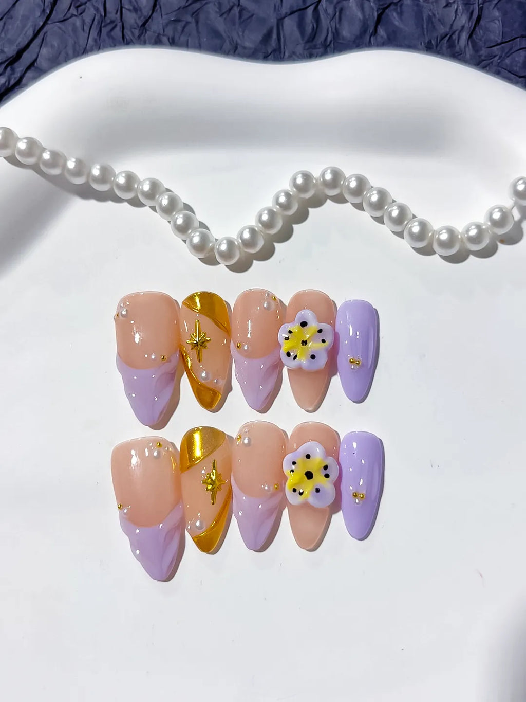 D333 - Medium Nude Gold Almond French tip Flower Star