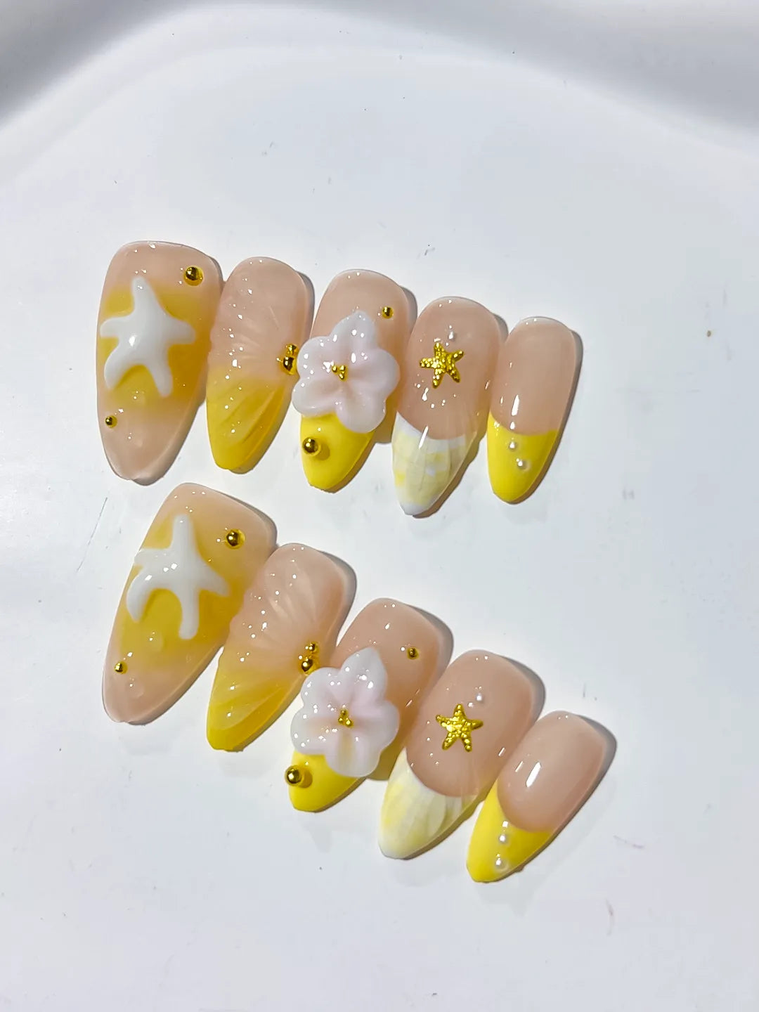 D350 - Medium Nude Yellow Almond French tip Flower Starfish