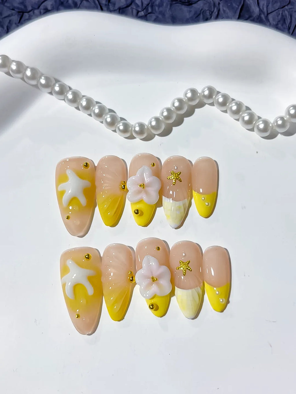 D350 - Medium Nude Yellow Almond French tip Flower Starfish