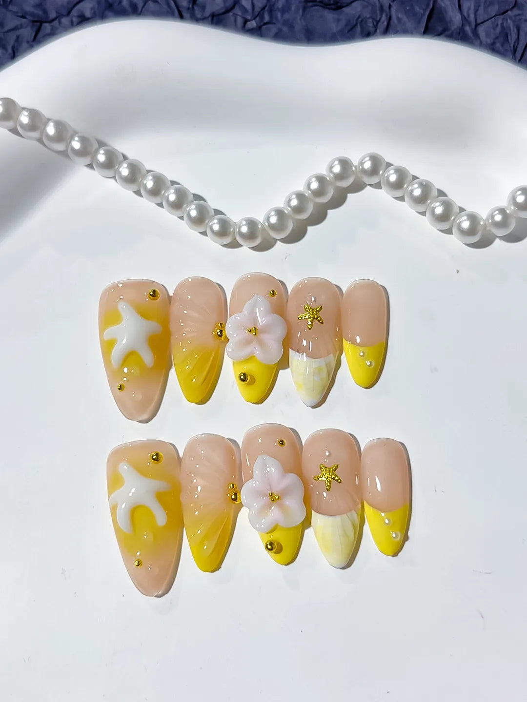 D350 - Medium Nude Yellow Almond French tip Flower Starfish
