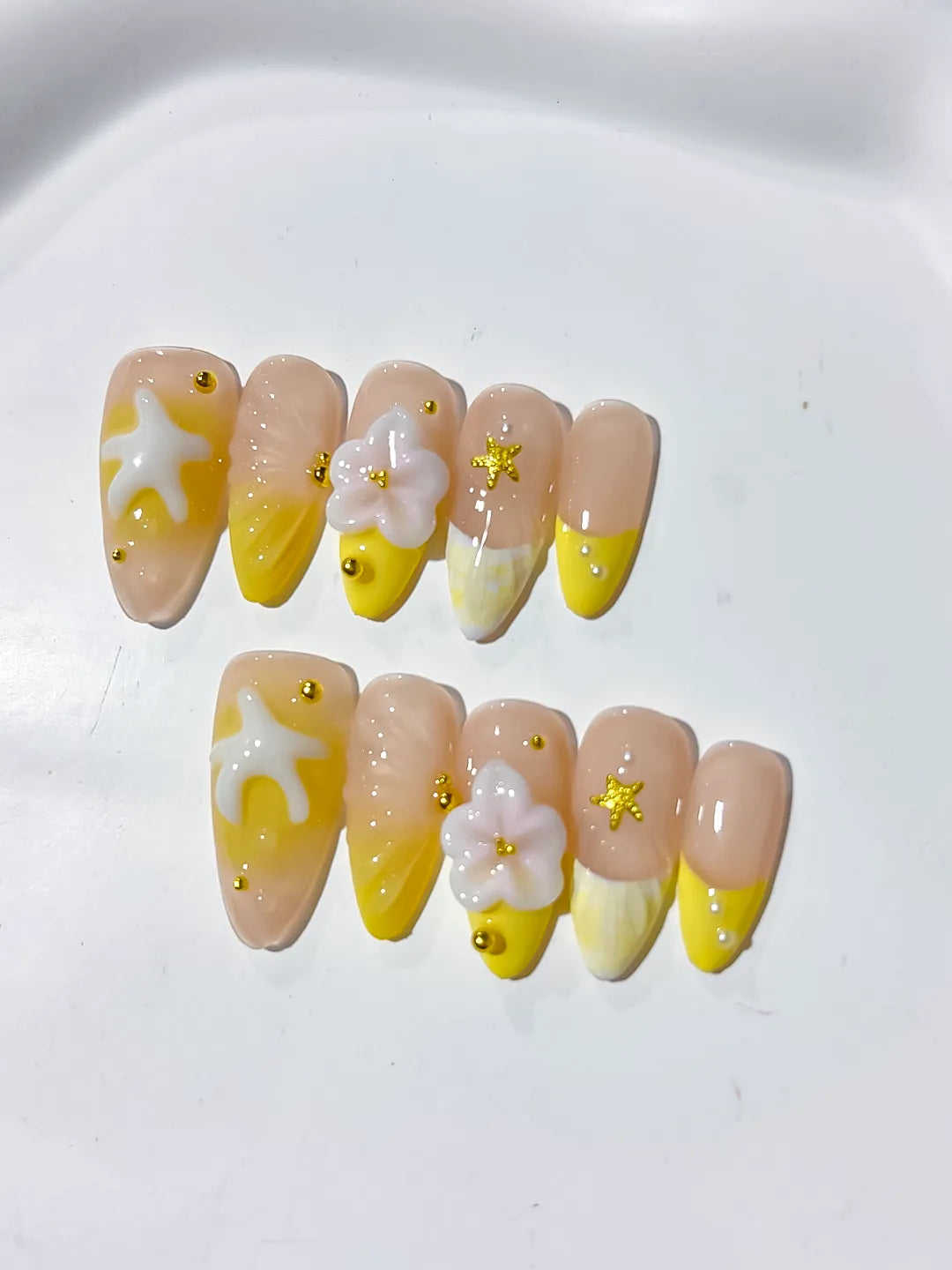 D350 - Medium Nude Yellow Almond French tip Flower Starfish