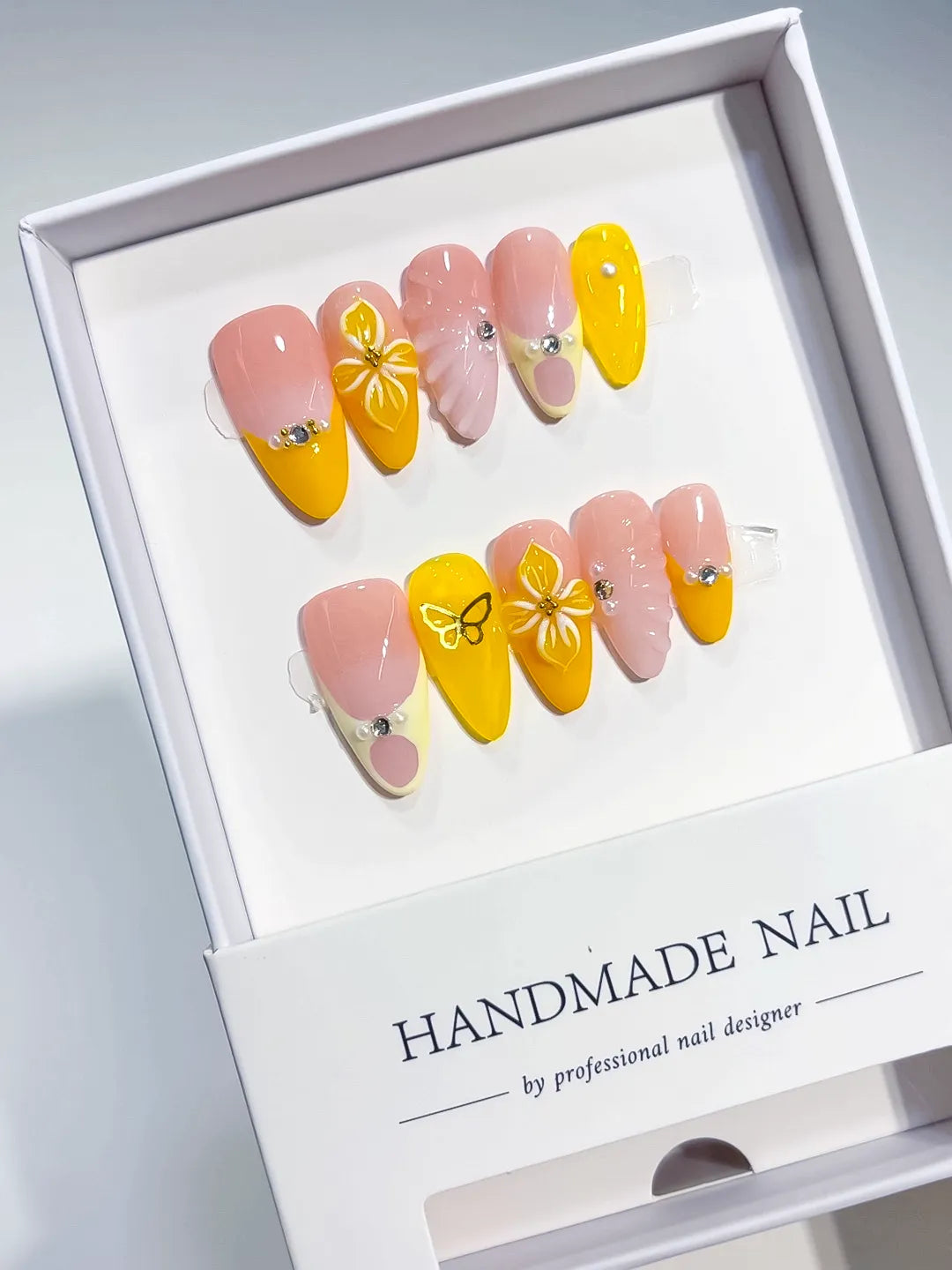 D539 - Medium Nude Yellow Almond French tip Flower Rhinestone