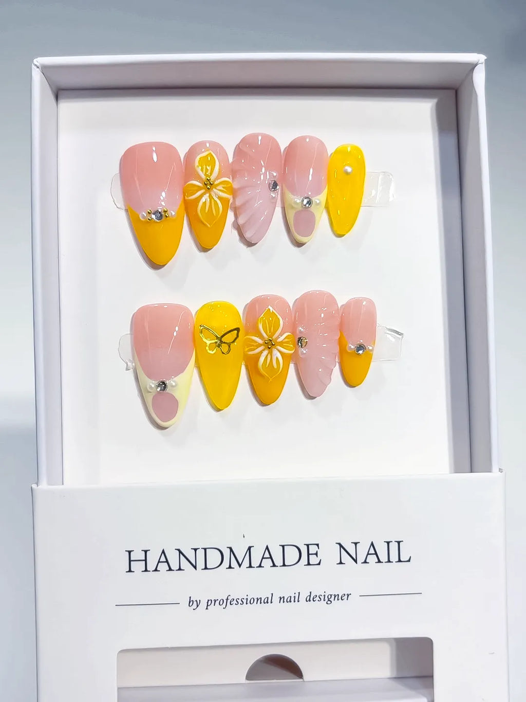 D539 - Medium Nude Yellow Almond French tip Flower Rhinestone