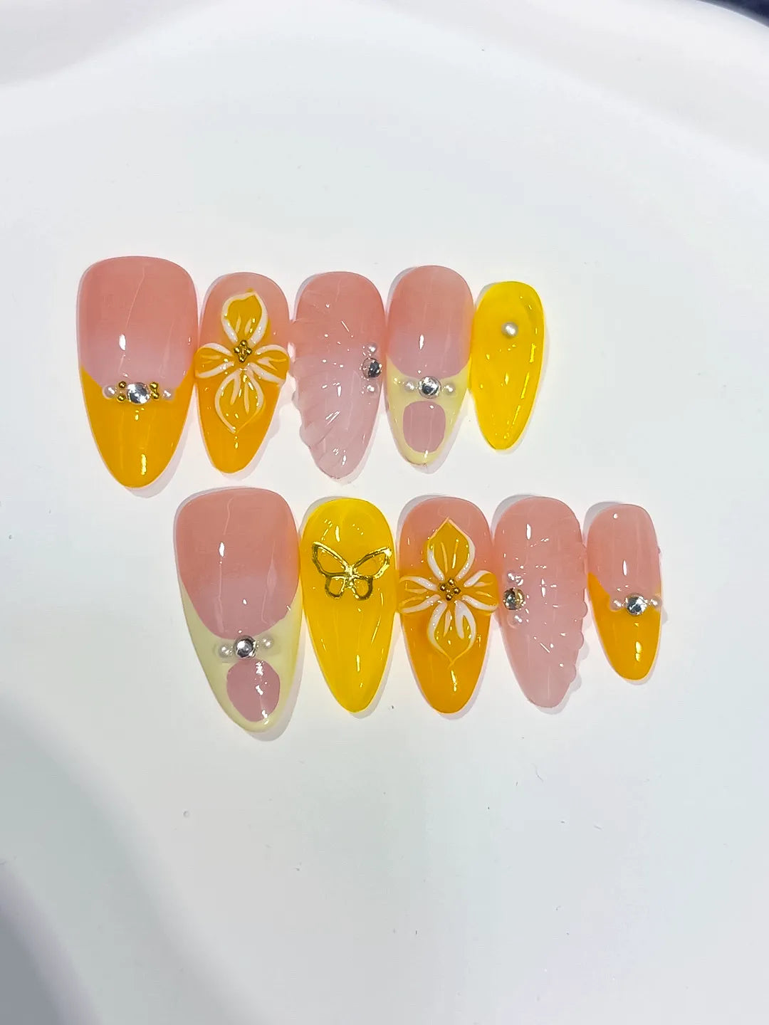 D539 - Medium Nude Yellow Almond French tip Flower Rhinestone