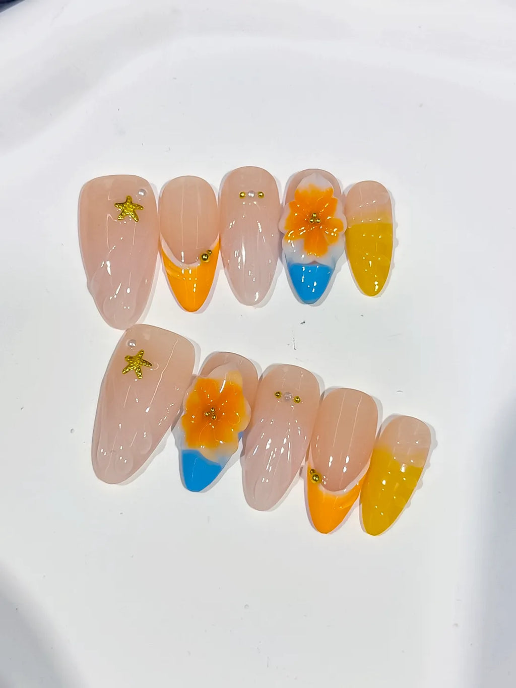 D555 - Medium Nude Yellow Almond French tip Flower Star