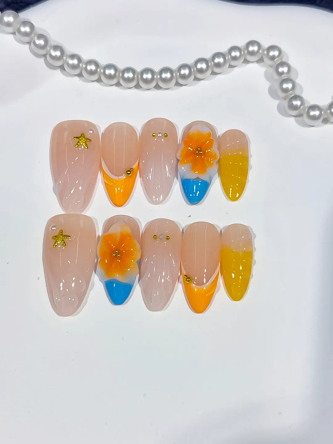 D555 - Medium Nude Yellow Almond French tip Flower Star