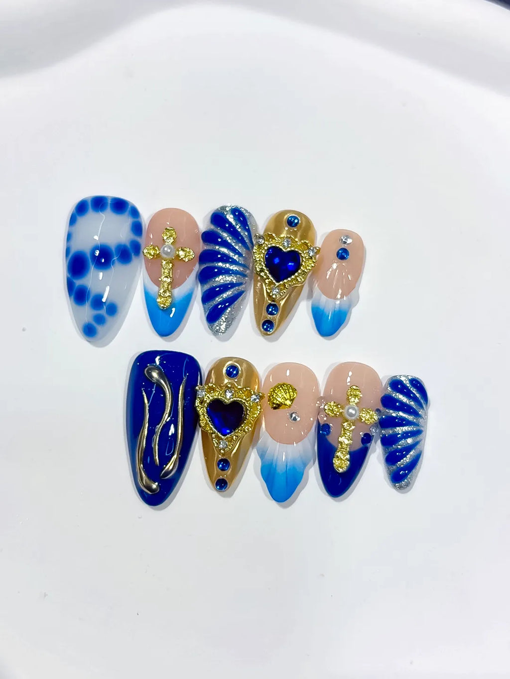 D556 - Medium Nude Blue Almond Abstract Heart Shell